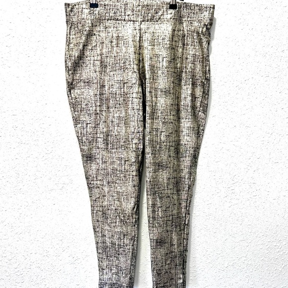 Torrid Gray Metallic Leggings with Textured Design 2/12 - Picture 4 of 4